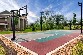 a basketball court at the enclave at woodbridge apartments in sugar land, tx